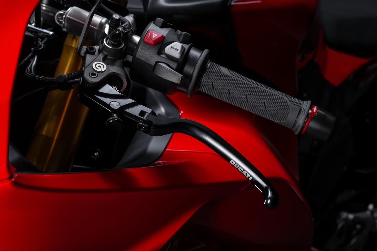  Preparadas para dominar los circuitos: las Panigale V4 y V2 con accesorios Ducati Performance