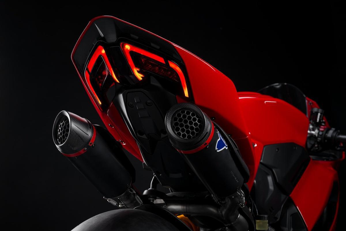  Preparadas para dominar los circuitos: las Panigale V4 y V2 con accesorios Ducati Performance
