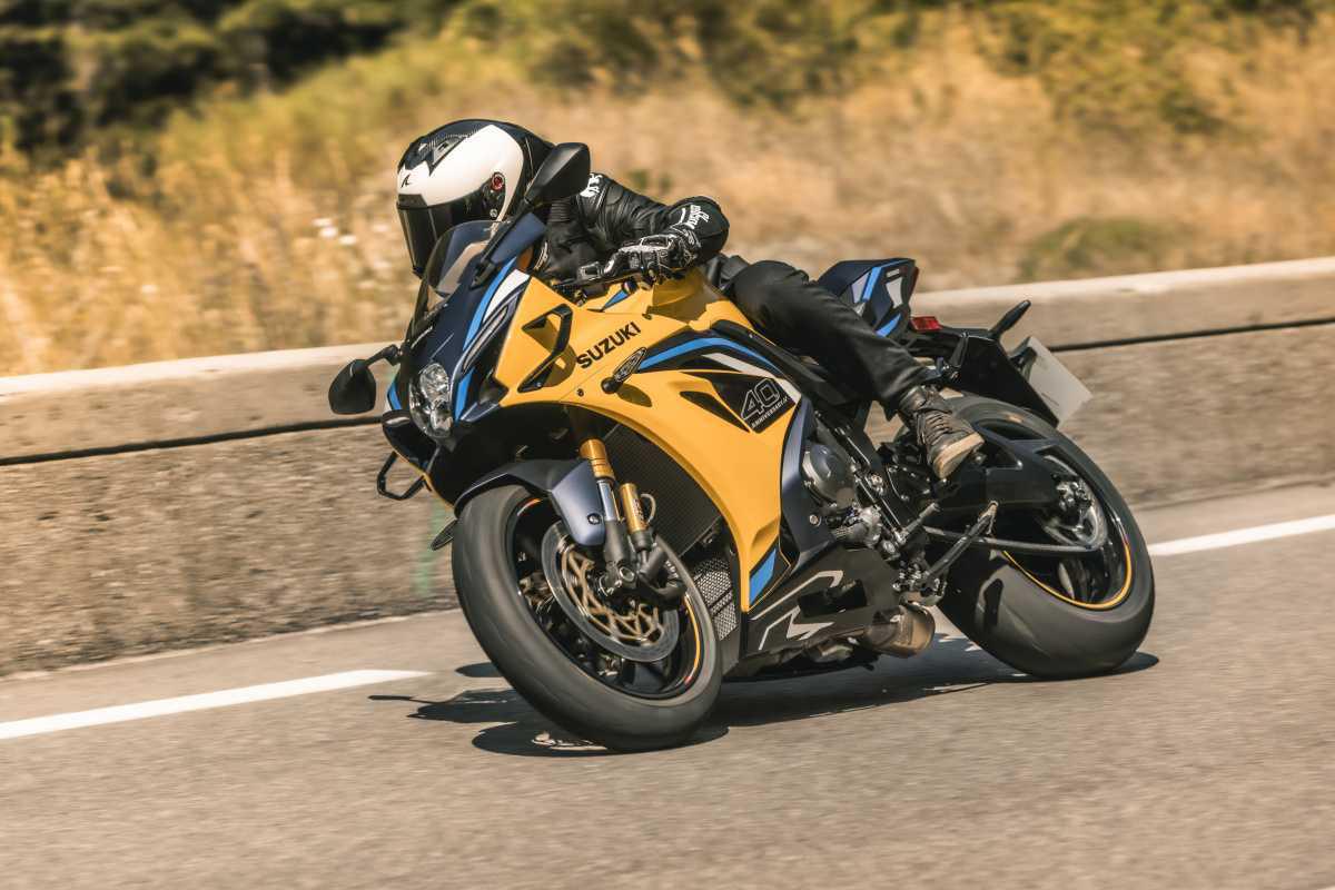 LA NUEVA GSX-R1000R CELEBRA CUATRO DÉCADAS DE LA GAMA GSX-R EN LO MÁS ALTO DE LA CIMA DEL RENDIMIENTO LA NUEVA GSX-R1000R CELEBRA CUATRO DÉCADAS DE LA GAMA GSX-R EN LO MÁS ALTO DE LA CIMA DEL RENDIMIENTO