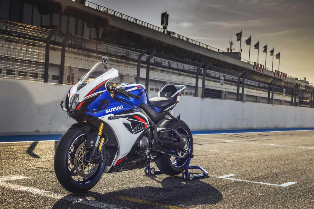 LA NUEVA GSX-R1000R CELEBRA CUATRO DÉCADAS DE LA GAMA GSX-R EN LO MÁS ALTO DE LA CIMA DEL RENDIMIENTO LA NUEVA GSX-R1000R CELEBRA CUATRO DÉCADAS DE LA GAMA GSX-R EN LO MÁS ALTO DE LA CIMA DEL RENDIMIENTO