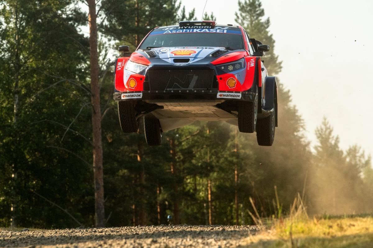 DOBLE PODIO DE HYUNDAI EN EL RALLY DE FINLANDIA CON ROVANPERA COMO LIDER PROVISIONAL