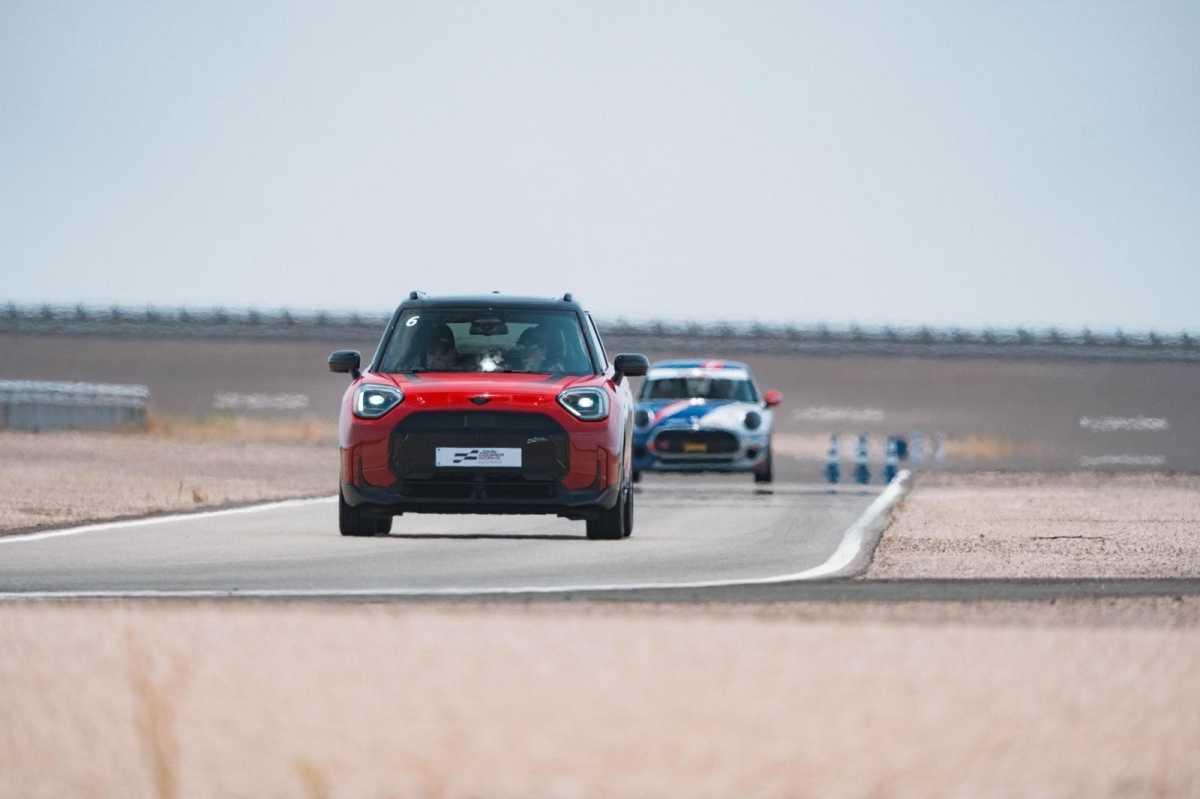 LOS NUEVOS MODELOS MINI JOHN COOPER WORKS MUESTRAN TODO SU POTENCIAL EN LA PISTA DE PRUEBAS DE HAKKA RING