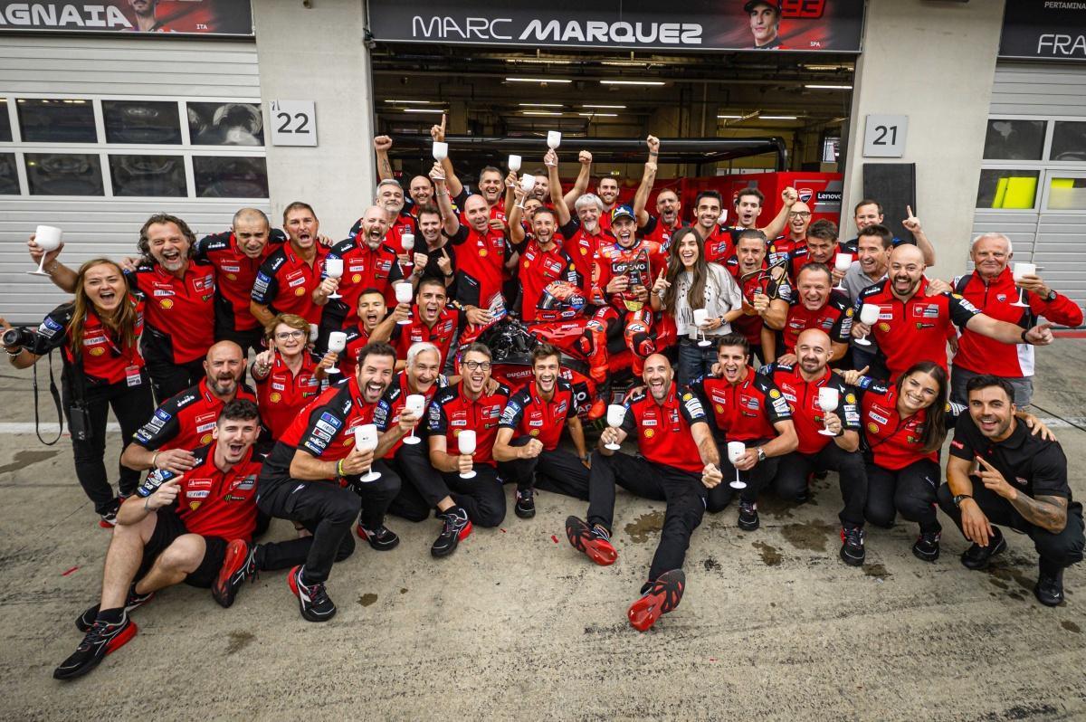 Marc Márquez y el Ducati Lenovo Team ganan la carrera perfecta en Spielberg. Bagnaia termina octavo