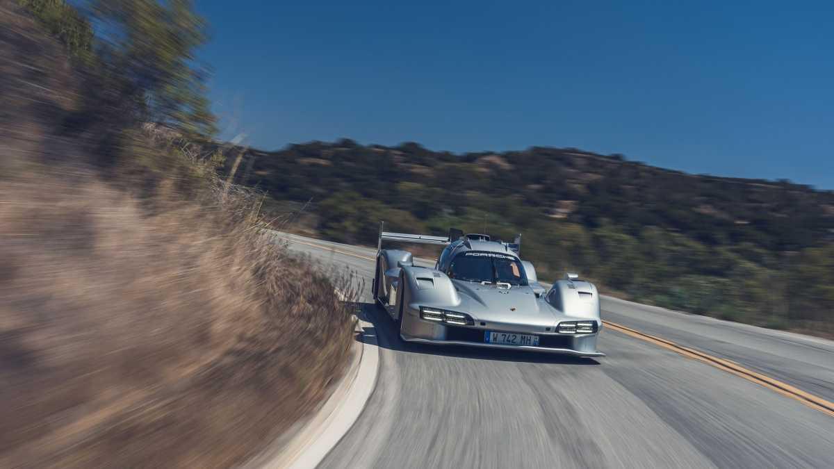 ROGER PENSKE CONDUCE POR PRIMERA VEZ EL PORSCHE 963 RSP QUE LLEVA SU NOMBRE