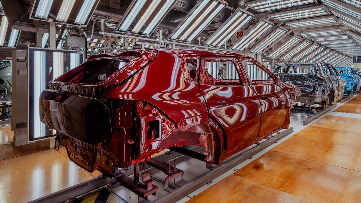 KIA INICIA LA PRODUCCIÓN DE VEHÍCULOS ELÉCTRICOS EN EUROPA CON EL EV4