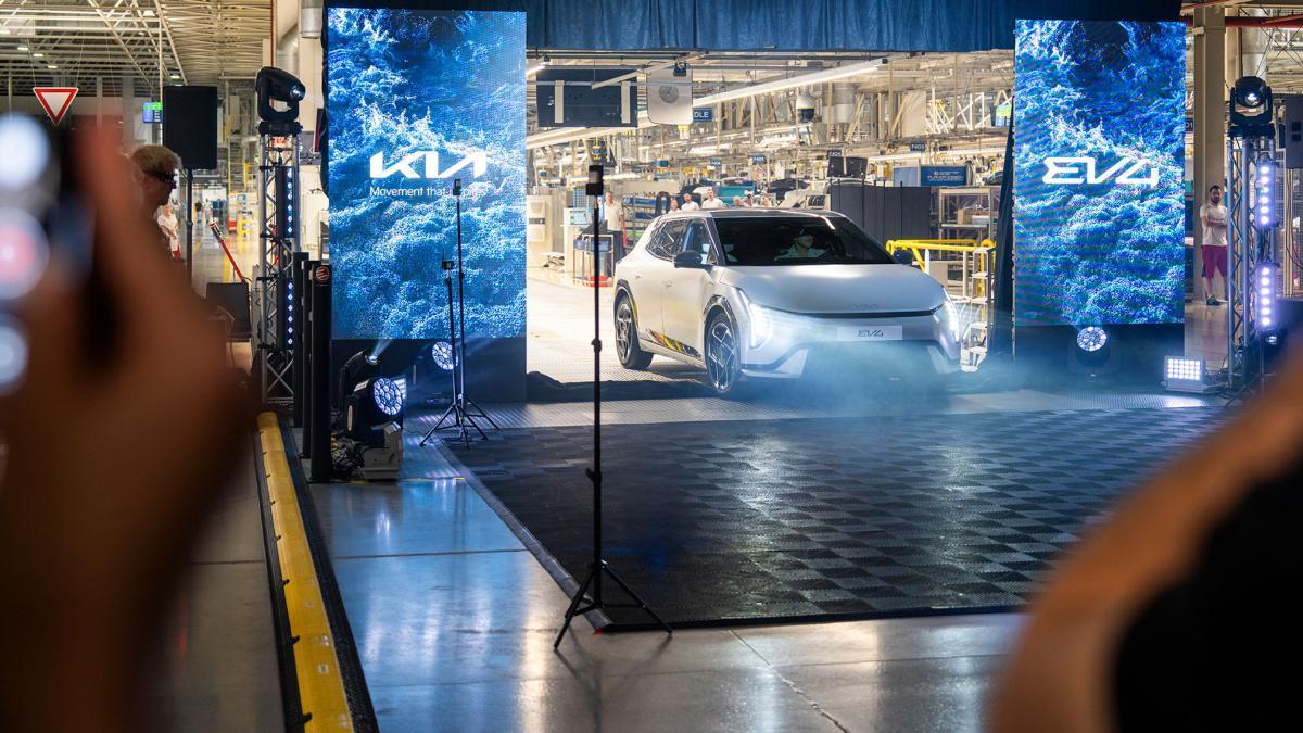KIA INICIA LA PRODUCCIÓN DE VEHÍCULOS ELÉCTRICOS EN EUROPA CON EL EV4