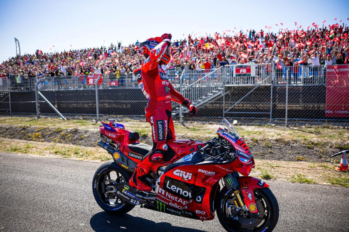 Marc Márquez y el Ducati Lenovo Team triunfan también en carrera en el Balaton Park. Bagnaia, noveno, mostrando señales positivas Marc Márquez y el Ducati Lenovo Team triunfan también en carrera en el Balaton Park. Bagnaia, noveno, mostrando señales positivas