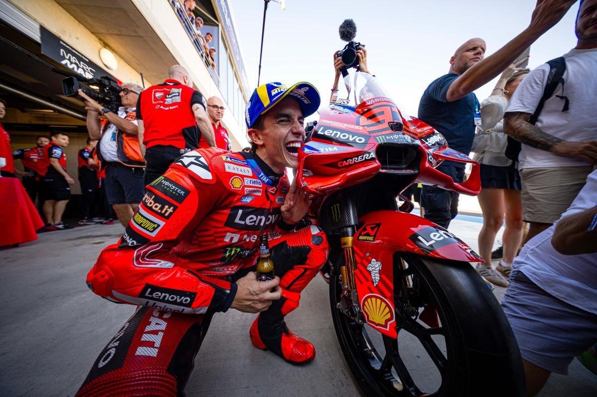 Marc Márquez y el Ducati Lenovo Team triunfan también en carrera en el Balaton Park. Bagnaia, noveno, mostrando señales positivas Marc Márquez y el Ducati Lenovo Team triunfan también en carrera en el Balaton Park. Bagnaia, noveno, mostrando señales positivas