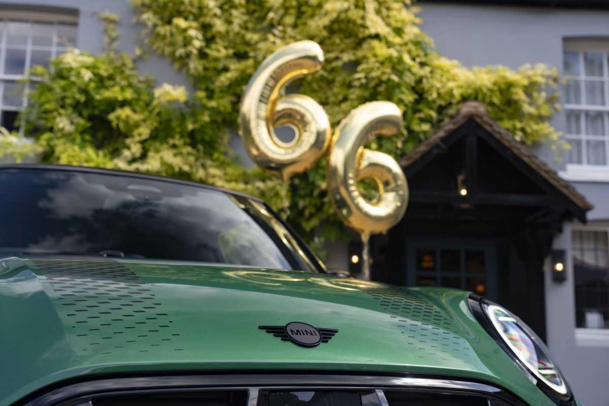 ¡FELIZ CUMPLEAÑOS, MINI! 66 AÑOS DE PLACER DE CONDUCIR CON ESTILO Y NOMBRE PROPIOS ¡FELIZ CUMPLEAÑOS, MINI! 66 AÑOS DE PLACER DE CONDUCIR CON ESTILO Y NOMBRE PROPIOS