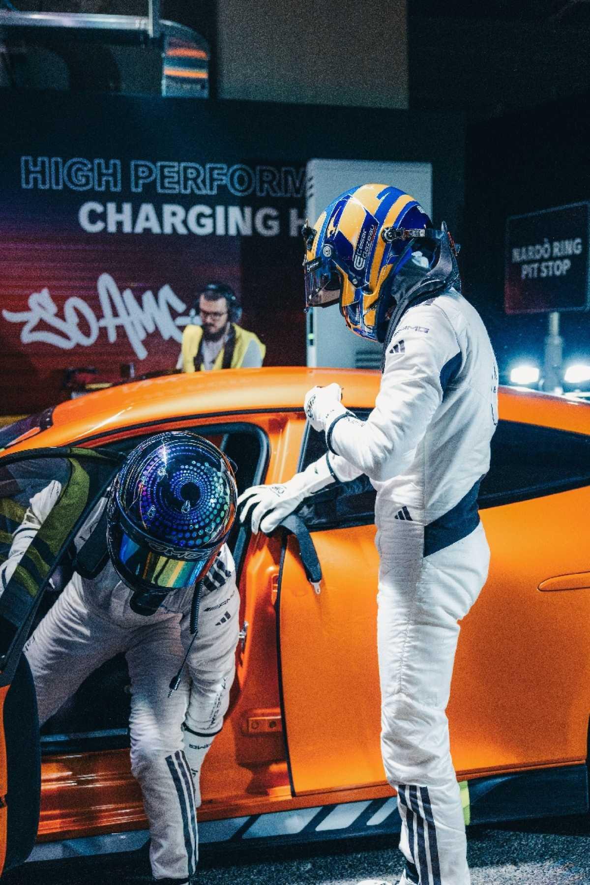 MICHELIN Y MERCEDES-AMG INNOVAN PARA DAR LA VUELTA AL MUNDO Y BATIR UN RÉCORD DE RESISTENCIA CON UN VEHÍCULO ELÉCTRICO MICHELIN Y MERCEDES-AMG INNOVAN PARA DAR LA VUELTA AL MUNDO Y BATIR UN RÉCORD DE RESISTENCIA CON UN VEHÍCULO ELÉCTRICO