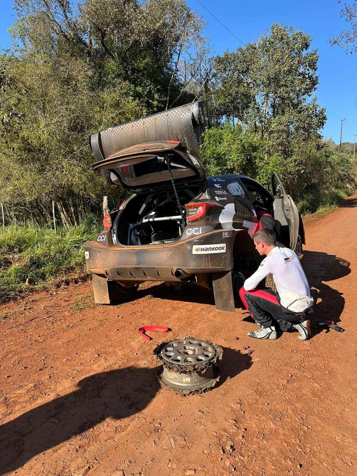ROVANPERA lidera el brutal debut de Paraguay castiga a sus contendientes en el WRC ROVANPERA lidera el brutal debut de Paraguay castiga a sus contendientes en el WRC