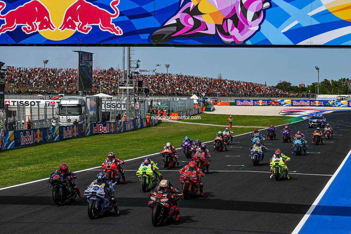 Bezzecchi firma un sábado perfecto mientras Marc Márquez se va al suelo