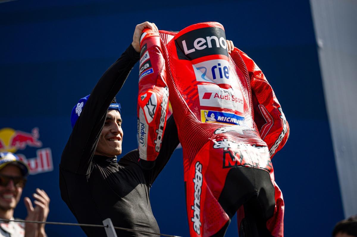 Extraordinaria victoria de Marc Márquez y el Ducati Lenovo Team en Misano. Caída para Francesco Bagnaia