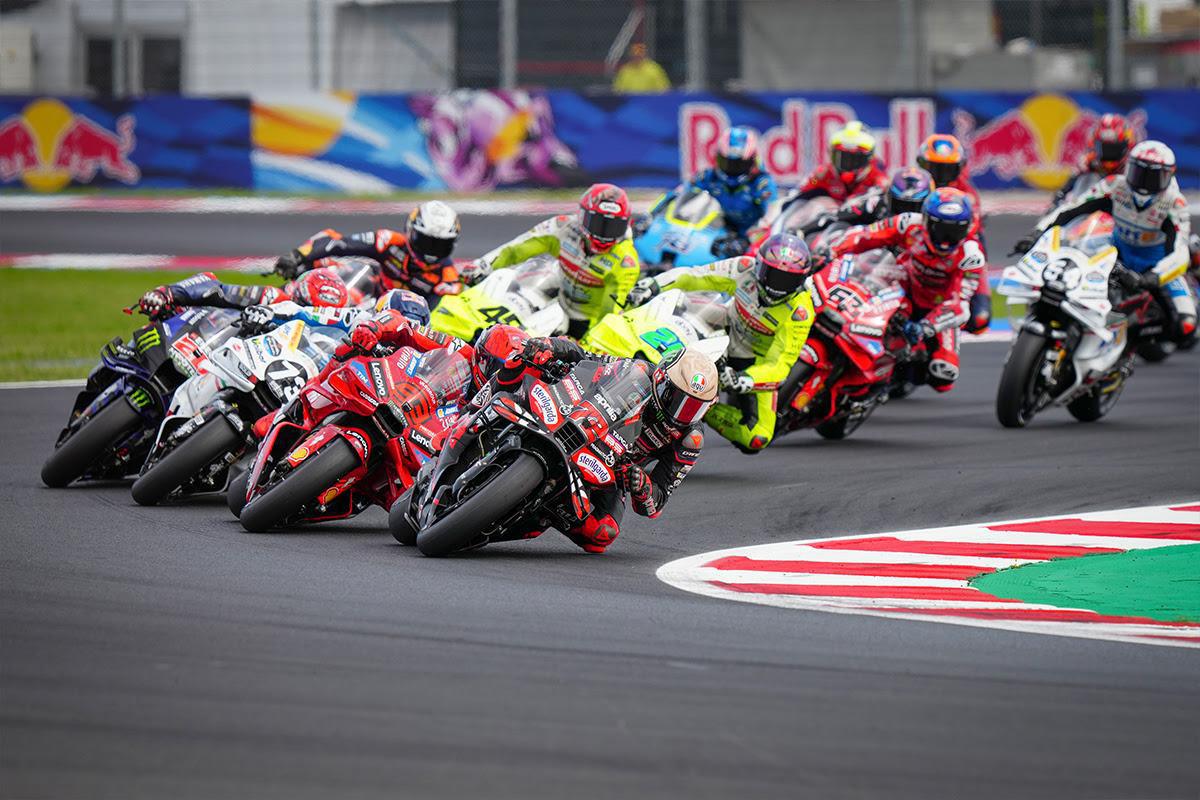 Marc Márquez resiste a la presión de Bezzecchi y sale victorioso de Misano