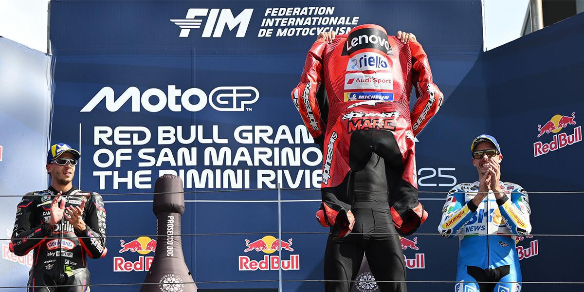 Marc Márquez resiste a la presión de Bezzecchi y sale victorioso de Misano