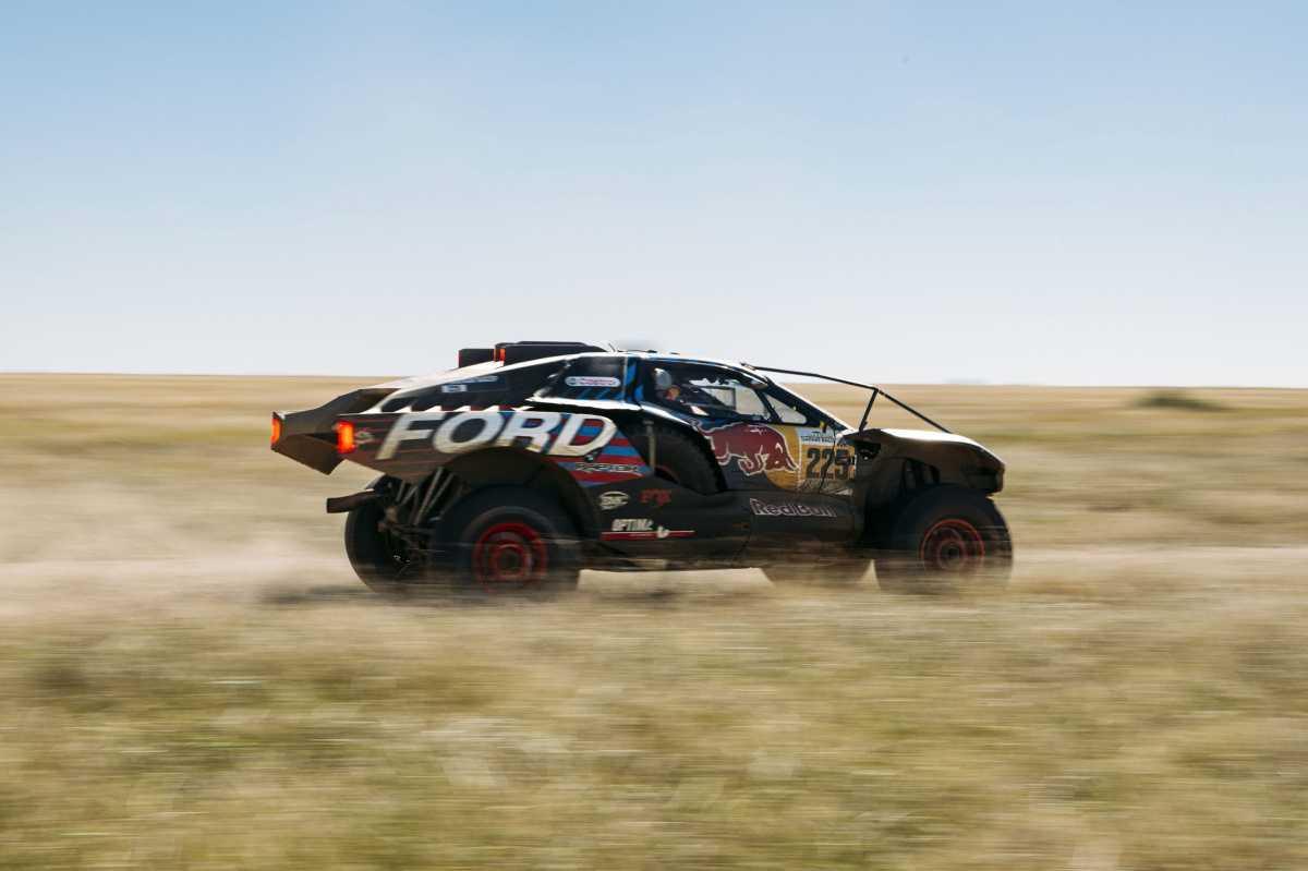 CARLOS SAINZ – LUCAS CRUZ HARÁN DEBUTAR EL NUEVO FORD RAPTOR T1+