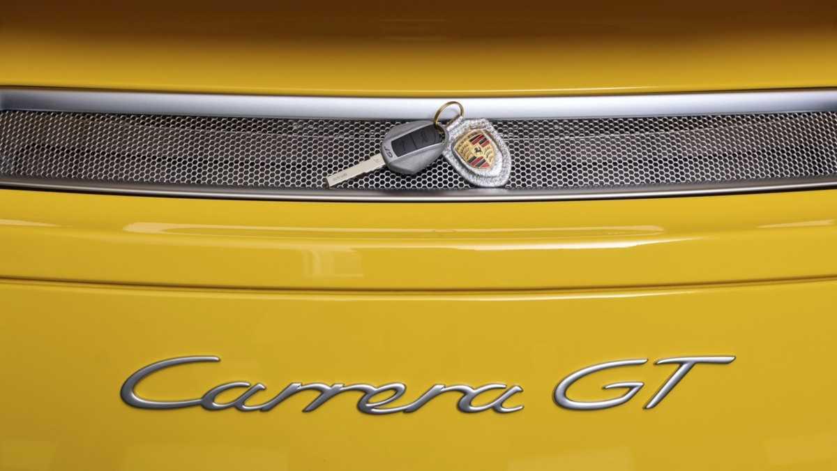 PORSCHE Y ARTHUR KAR LANZAN UNA COLECCIÓN CÁPSULA EXCLUSIVA PARA CELEBRAR EL 25º ANIVERSARIO DEL CARRERA GT