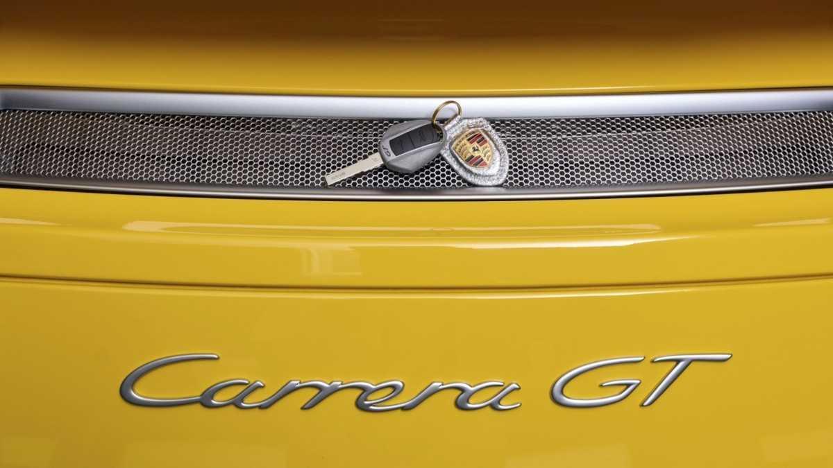 PORSCHE Y ARTHUR KAR LANZAN UNA COLECCIÓN CÁPSULA EXCLUSIVA PARA CELEBRAR EL 25º ANIVERSARIO DEL CARRERA GT PORSCHE Y ARTHUR KAR LANZAN UNA COLECCIÓN CÁPSULA EXCLUSIVA PARA CELEBRAR EL 25º ANIVERSARIO DEL CARRERA GT