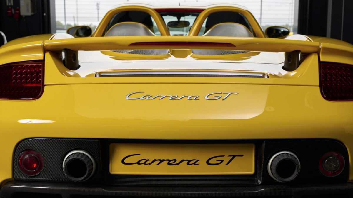 PORSCHE Y ARTHUR KAR LANZAN UNA COLECCIÓN CÁPSULA EXCLUSIVA PARA CELEBRAR EL 25º ANIVERSARIO DEL CARRERA GT