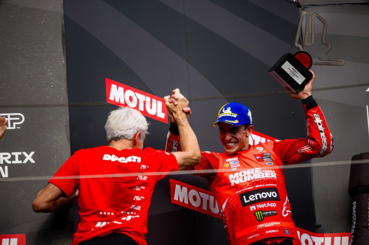 Domingo perfecto para el Ducati Lenovo Team: ¡Marc Márquez es Campeón del Mundo de MotoGP! Victoria de Francesco Bagnaia Domingo perfecto para el Ducati Lenovo Team: ¡Marc Márquez es Campeón del Mundo de MotoGP! Victoria de Francesco Bagnaia