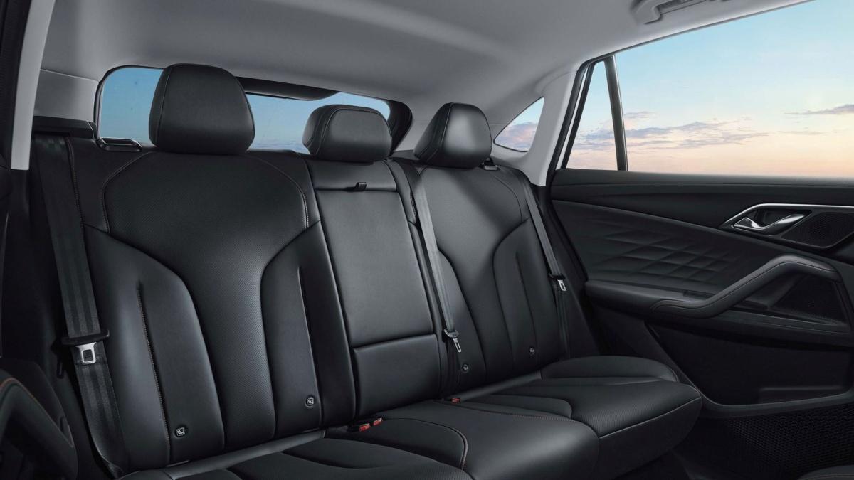 EL NUEVO MG HS HYBRID+, DESDE 29.990 EUROS EL NUEVO MG HS HYBRID+, DESDE 29.990 EUROS