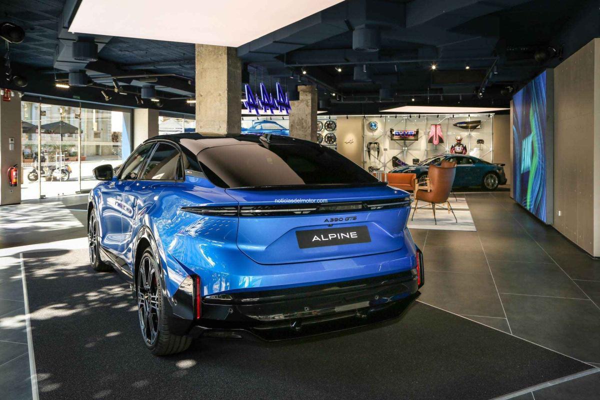 ALPINE A390: EL FUTURO DE LA DEPORTIVIDAD ELÉCTRICA LLEGA EN PRIMICIA AL ATELIER ALPINE DE BARCELONA