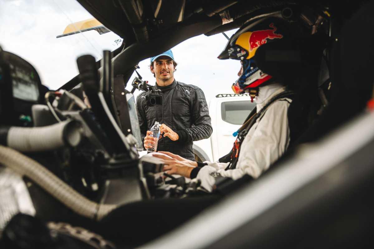 CARLOS SAINZ PADRE E HIJO DISFRUTANDO JUNTOS DE LA CONDUCCIÓN SOBRE ARENA CARLOS SAINZ PADRE E HIJO DISFRUTANDO JUNTOS DE LA CONDUCCIÓN SOBRE ARENA