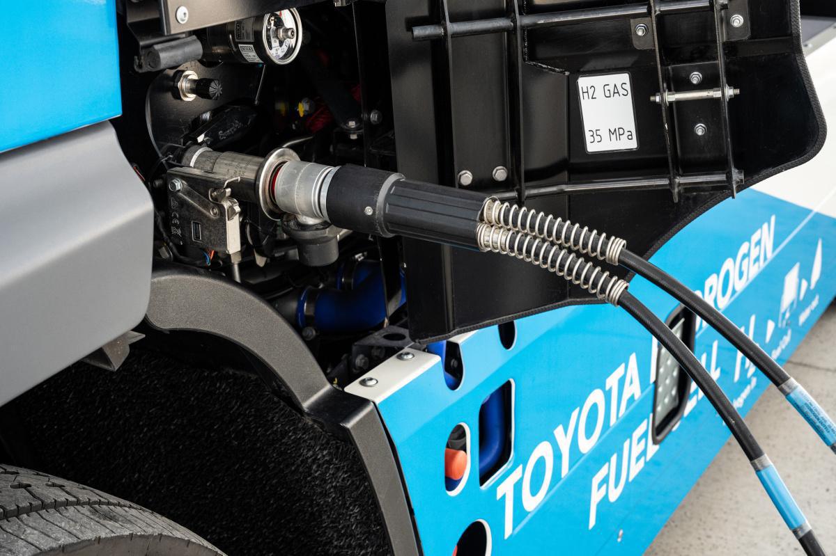 TOYOTA INCORPORA CAMIONES DE PILA DE COMBUSTIBLE DE HIDRÓGENO A SUS OPERACIONES LOGÍSTICAS EN EUROPA