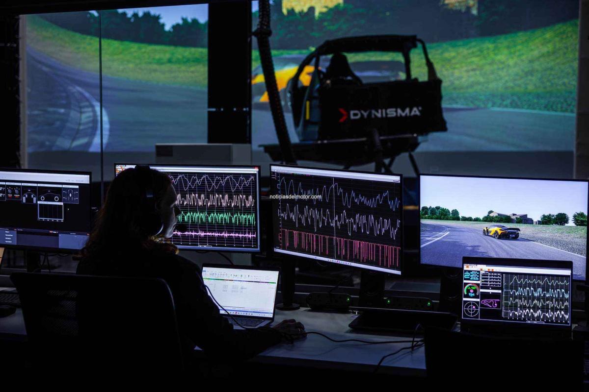 Las capacidades de desarrollo virtual de McLaren Automotive están optimizadas gracias al simulador Dynisma Motion Generator™ de última generación instalado en el McLaren Technology Centre. Las capacidades de desarrollo virtual de McLaren Automotive están optimizadas gracias al simulador Dynisma Motion Generator™ de última generación instalado en el McLaren Technology Centre.