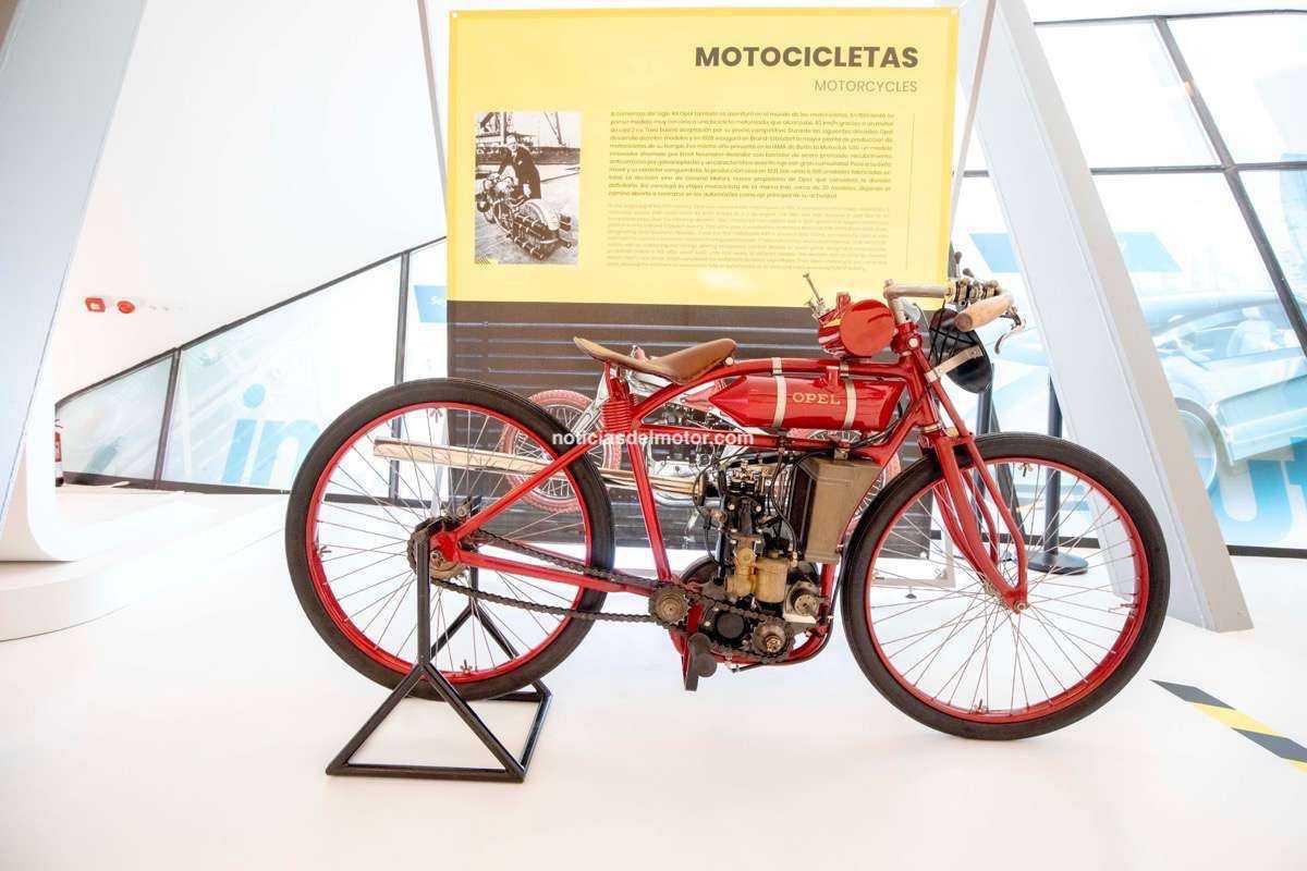 HISTÓRICA EXPOSICIÓN OPEL LOVE EN MOBILITY CITY ZARAGOZA