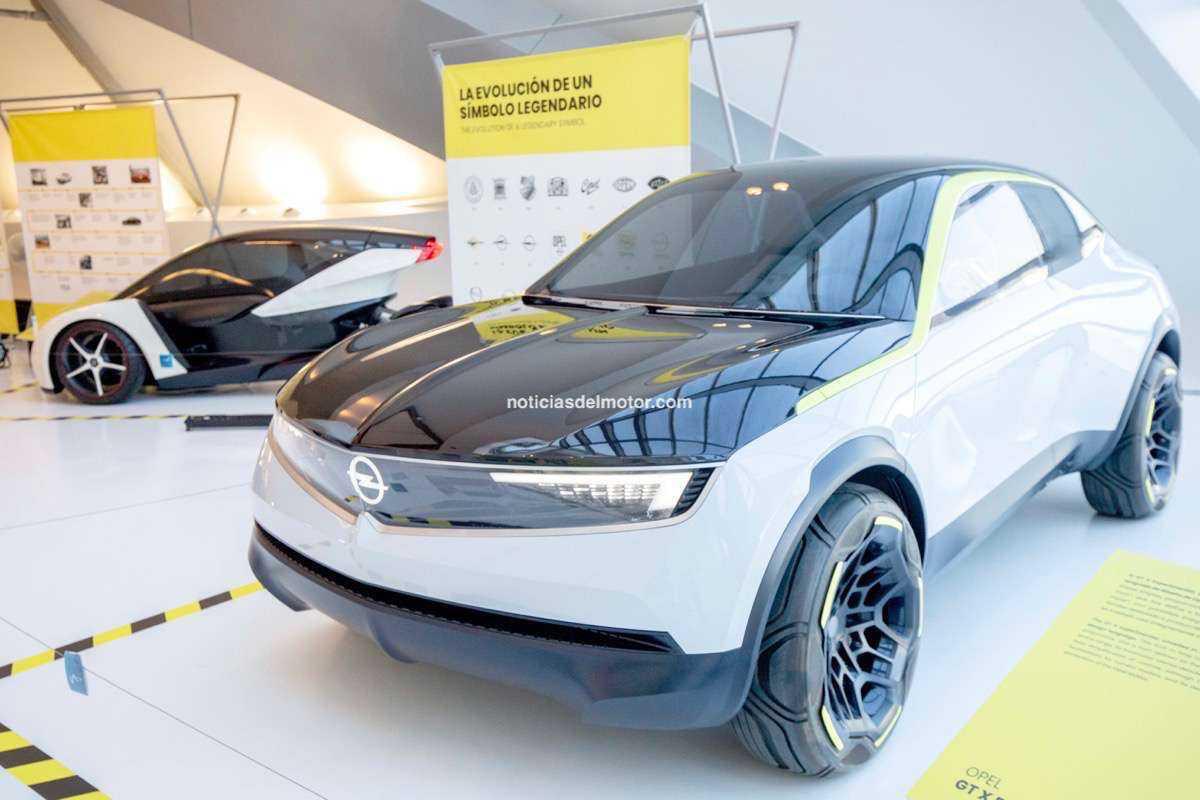 HISTÓRICA EXPOSICIÓN OPEL LOVE EN MOBILITY CITY ZARAGOZA