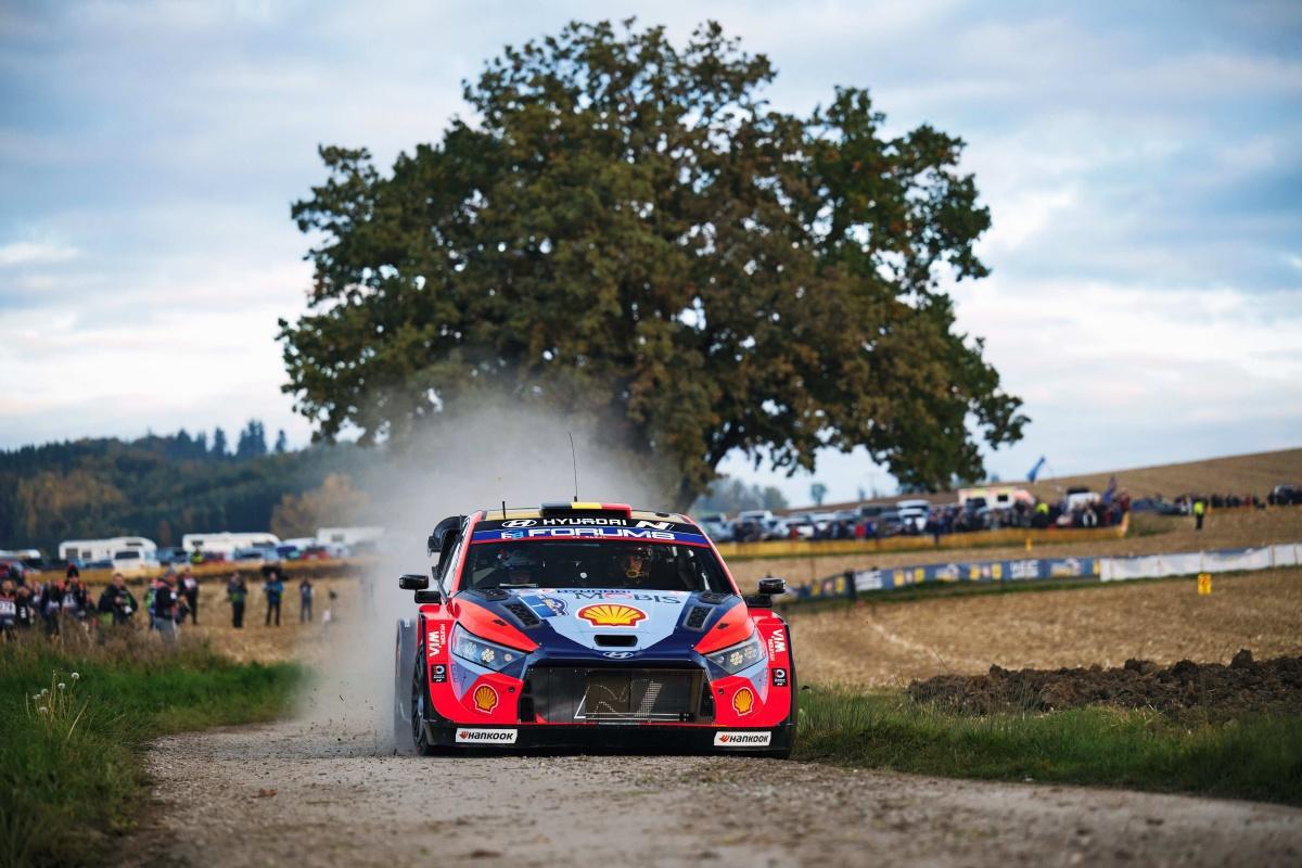 DESIGUAL CARRERA DE LOS PILOTOS DE HYUNDAI EN EL RALLY DE EUROPA CENTRAL DESIGUAL CARRERA DE LOS PILOTOS DE HYUNDAI EN EL RALLY DE EUROPA CENTRAL