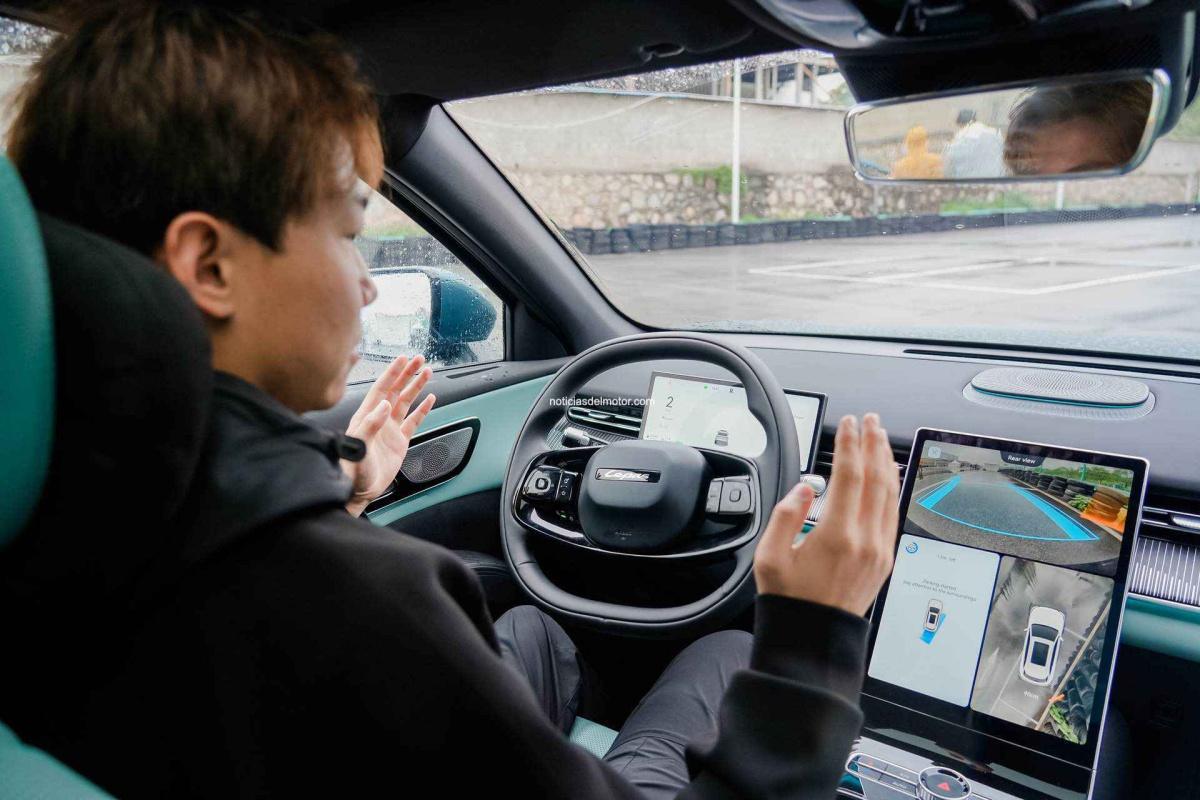 ASÍ FUNCIONA EL SISTEMA DE APARCAMIENTO AUTÓNOMO DE LEPAS: BUSCA LA PLAZA LIBRE Y APARCA SIN CONDUCTOR ASÍ FUNCIONA EL SISTEMA DE APARCAMIENTO AUTÓNOMO DE LEPAS: BUSCA LA PLAZA LIBRE Y APARCA SIN CONDUCTOR