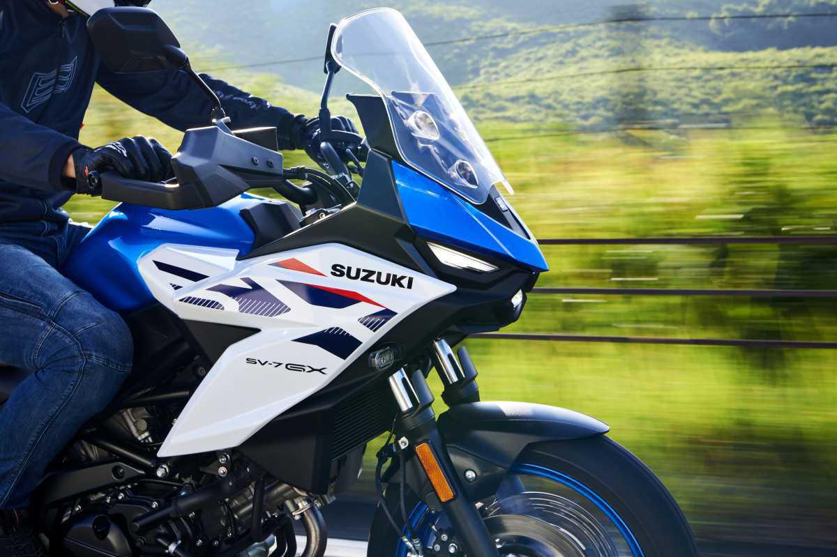 SUZUKI PRESENTA EN EL EICMA 2025 LA NUEVA SV-7GX, UNA CROSSOVER QUE REDEFINE LA VERSATILIDAD EN LA GAMA MEDIA