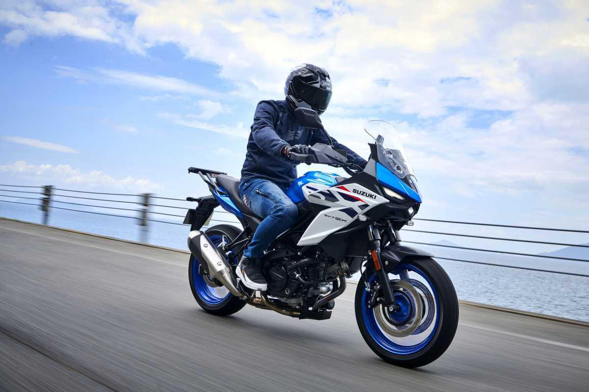 SUZUKI PRESENTA EN EL EICMA 2025 LA NUEVA SV-7GX, UNA CROSSOVER QUE REDEFINE LA VERSATILIDAD EN LA GAMA MEDIA
