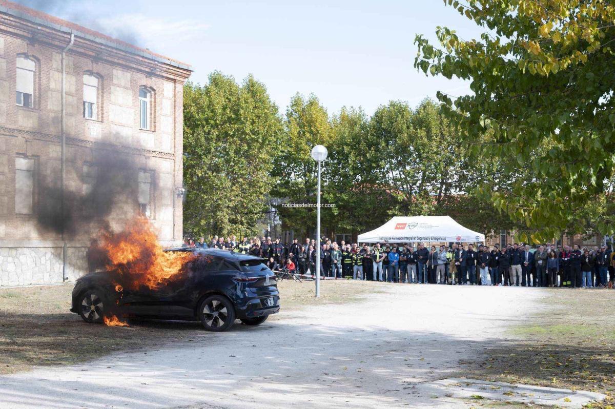 RENAULT GROUP DEMUESTRA LA SEGURIDAD DE SUS VEHÍCULOS ELÉCTRICOS ANTE MÁS DE 200 BOMBEROS