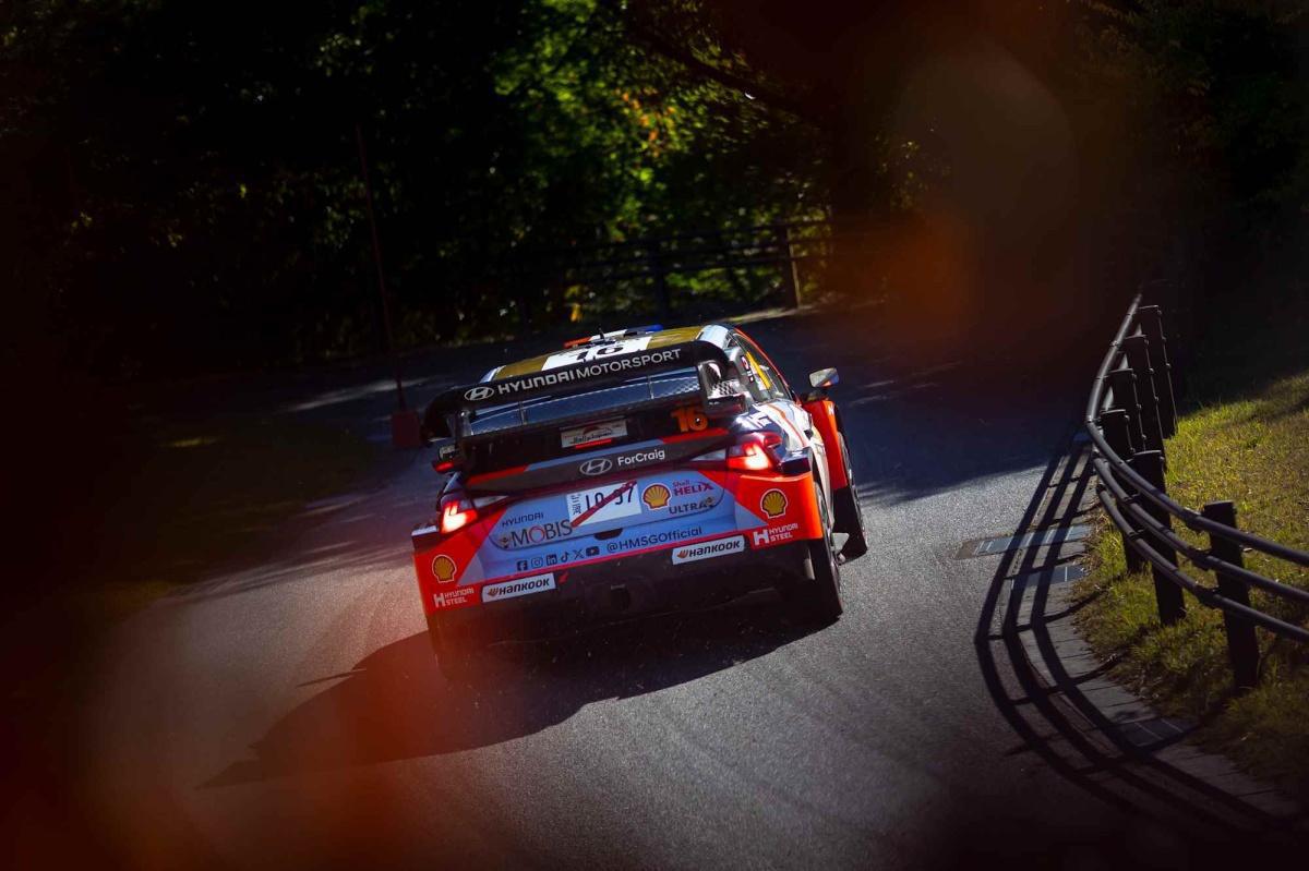 Ogier lidera el triplete de Toyota tras dominar el viernes en Japón. Ogier lidera el triplete de Toyota tras dominar el viernes en Japón.