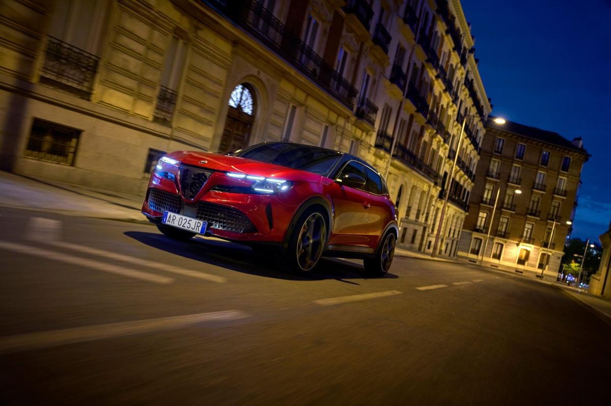 NUEVO ALFA ROMEO TONALE Y JASMINE PAOLINI EN STELLANTIS TURÍN