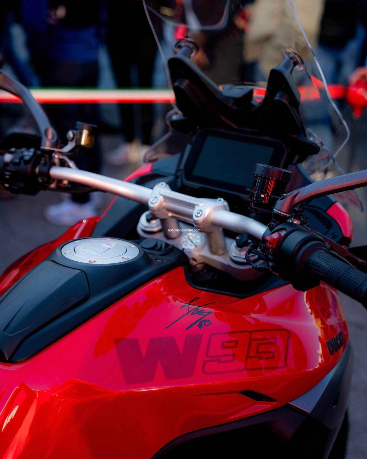 Marc Márquez entrega la Multistrada V4 S al ganador del concurso Ducati WE ARE 93 Challenge