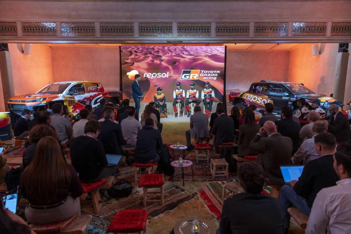 TOYOTA GAZOO RACING Y REPSOL PRESENTAN SUS EQUIPOS OFICIALES PARA EL DAKAR 2026 TOYOTA GAZOO RACING Y REPSOL PRESENTAN SUS EQUIPOS OFICIALES PARA EL DAKAR 2026