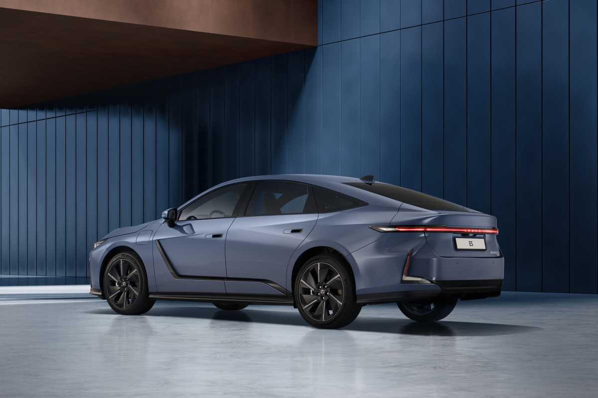 EL NUEVO LEXUS ES HACE SU PRIMERA APARICIÓN EN ESPAÑA EL NUEVO LEXUS ES HACE SU PRIMERA APARICIÓN EN ESPAÑA