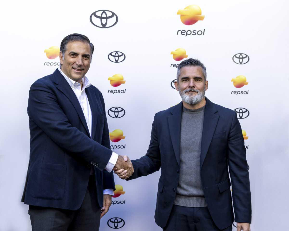 Toyota España y Repsol se alían para impulsar la descarbonización en el sector de la automoción Toyota España y Repsol se alían para impulsar la descarbonización en el sector de la automoción