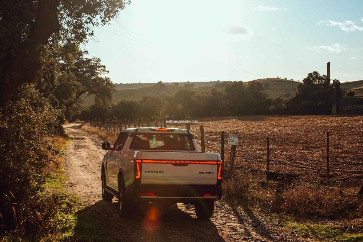 EL NUEVO SANTANA 400 DEBUTA EN VERSIONES PHEV Y DIÉSEL COMO EL GRAN PICK-UP QUE MARCA EL RETORNO PRODUCTIVO DE SANTANA EN LINARES EL NUEVO SANTANA 400 DEBUTA EN VERSIONES PHEV Y DIÉSEL COMO EL GRAN PICK-UP QUE MARCA EL RETORNO PRODUCTIVO DE SANTANA EN LINARES