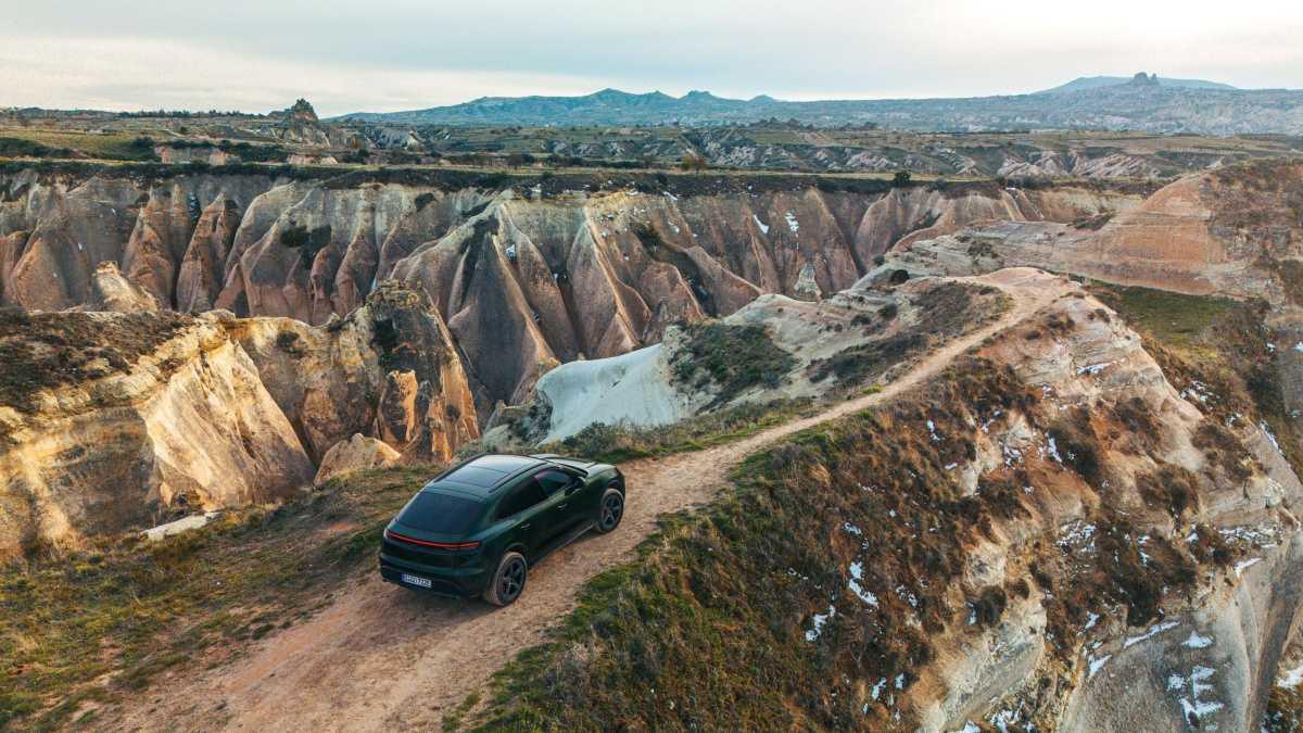 MACAN 4S EN CAPADOCIA: MÁS ALLÁ DEL ASFALTO