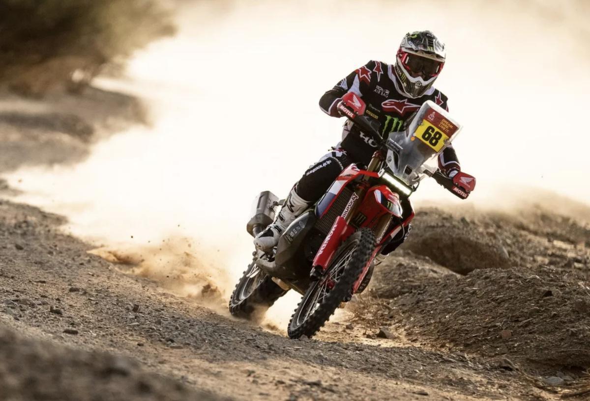 NANI ROMA Y CARLOS SAINZ AL FRENTE DEL DAKAR EN UNA ETAPA DRAMATICA