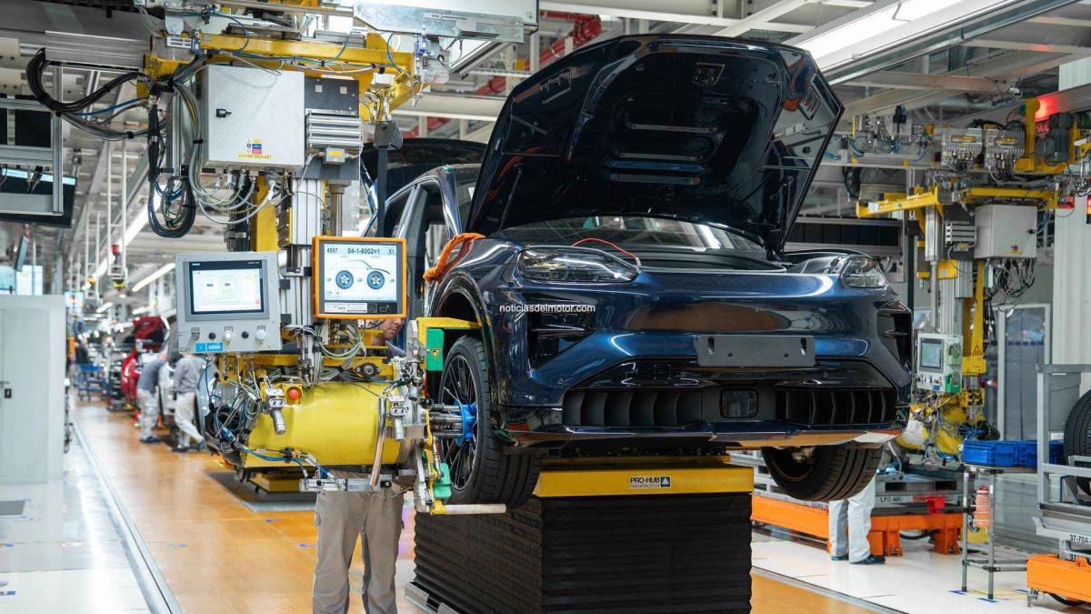 PORSCHE INICIA LA PRODUCCIÓN DEL CAYENNE ELECTRIC Y CONSOLIDA SU CAPACIDAD DE FABRICACIÓN DE BATERÍAS PORSCHE INICIA LA PRODUCCIÓN DEL CAYENNE ELECTRIC Y CONSOLIDA SU CAPACIDAD DE FABRICACIÓN DE BATERÍAS