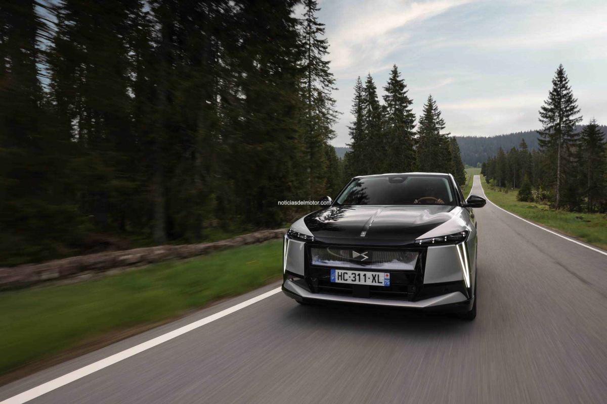 EL DS Nº8 REDEFINE LA SERENIDAD DINÁMICA: TECNOLOGÍA DE VANGUARDIA Y PLACER DE CONDUCCIÓN ELÉCTRICA EL DS Nº8 REDEFINE LA SERENIDAD DINÁMICA: TECNOLOGÍA DE VANGUARDIA Y PLACER DE CONDUCCIÓN ELÉCTRICA