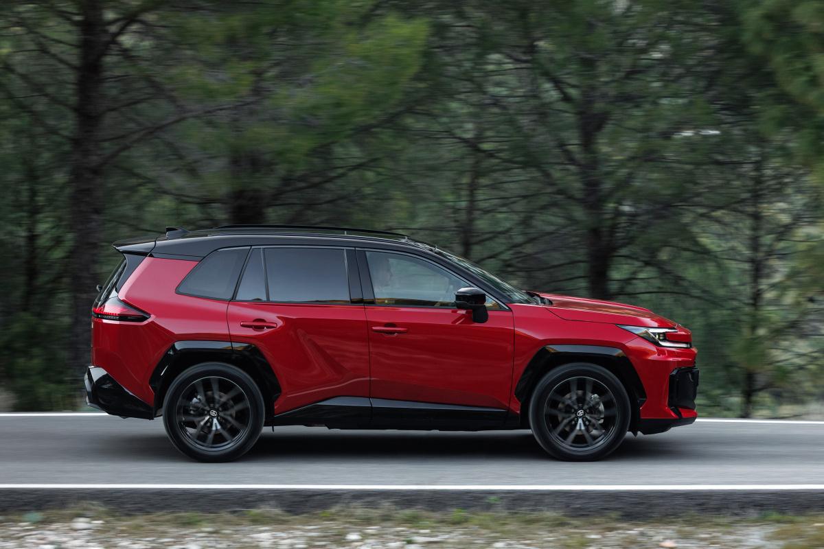 EL NUEVO TOYOTA RAV4 SE VA DE GIRA: ARRANCA EL ROADSHOW POR LA RED OFICIAL DE CONCESIONARIOS DE TOYOTA ESPAÑA EL NUEVO TOYOTA RAV4 SE VA DE GIRA: ARRANCA EL ROADSHOW POR LA RED OFICIAL DE CONCESIONARIOS DE TOYOTA ESPAÑA