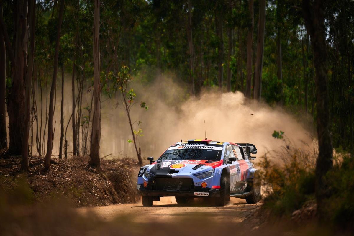 Rally de Portugal: Hyundai Motorsport arranca con fuerza con dos equipos entre los cuatro primeros