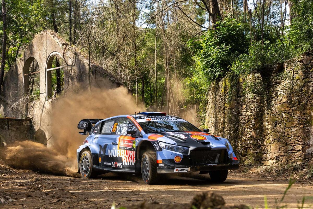 Rally de Portugal: Thierry Neuville asciende al segundo puesto mientras Adrien Fourmaux pierde el liderato por un doble pinchazo Rally de Portugal: Thierry Neuville asciende al segundo puesto mientras Adrien Fourmaux pierde el liderato por un doble pinchazo